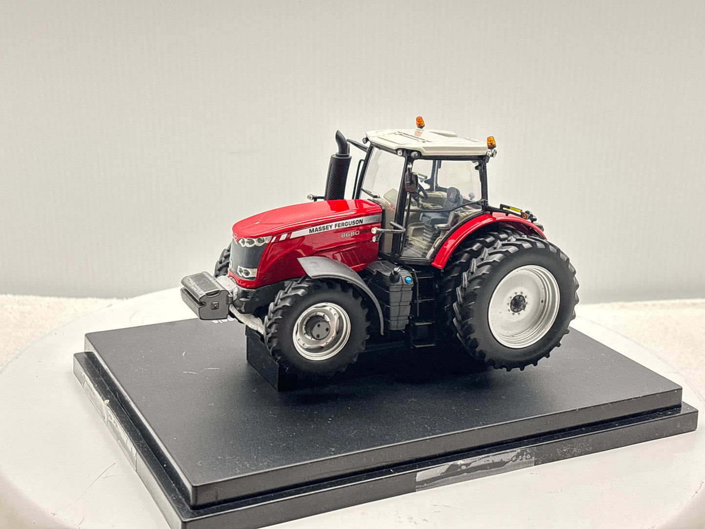 1/32 Massey Ferguson 8680