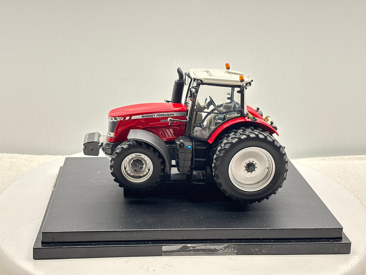 1/32 Massey Ferguson 8680