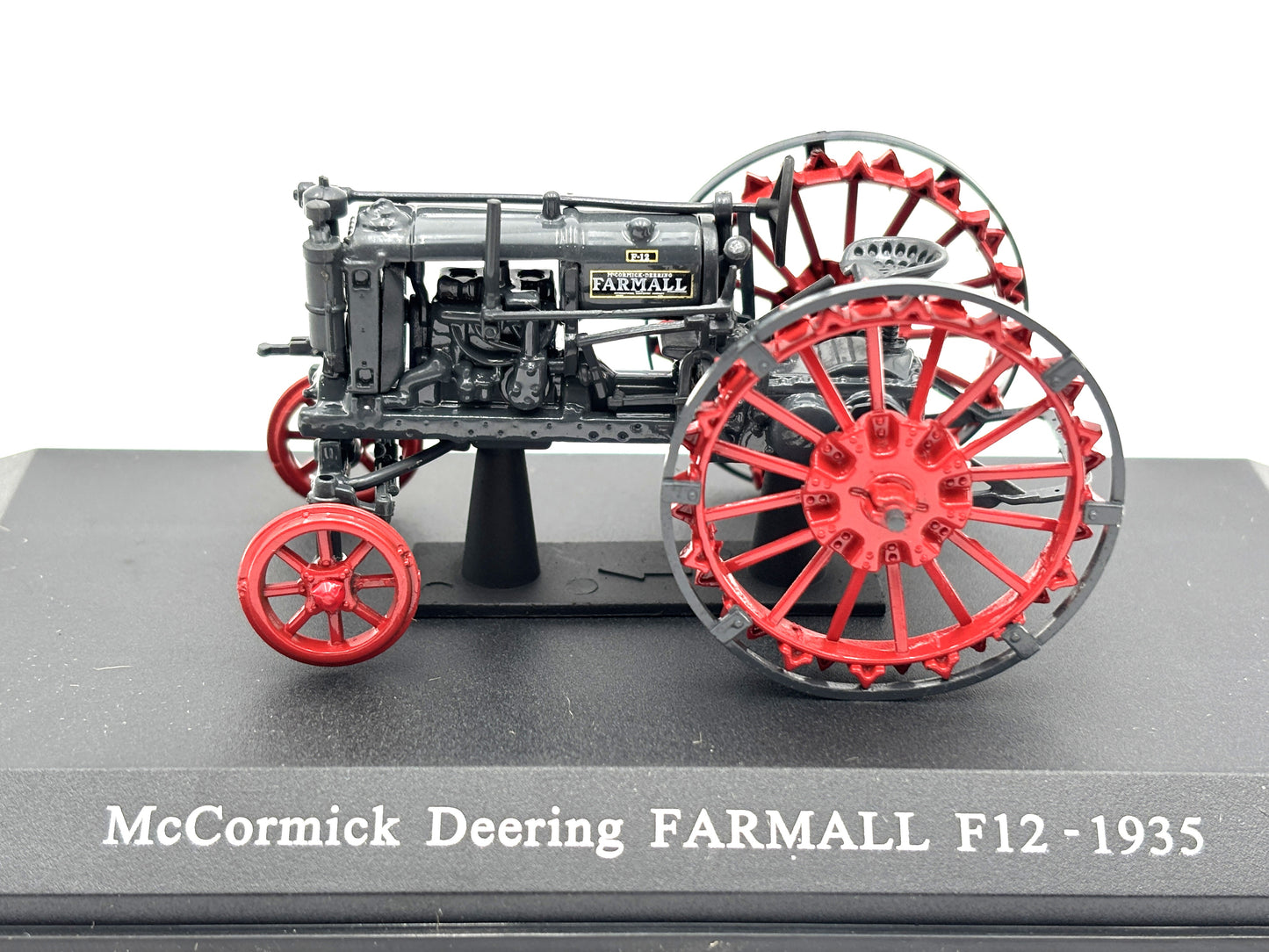 1/43 McCormick Deering Farmall F12