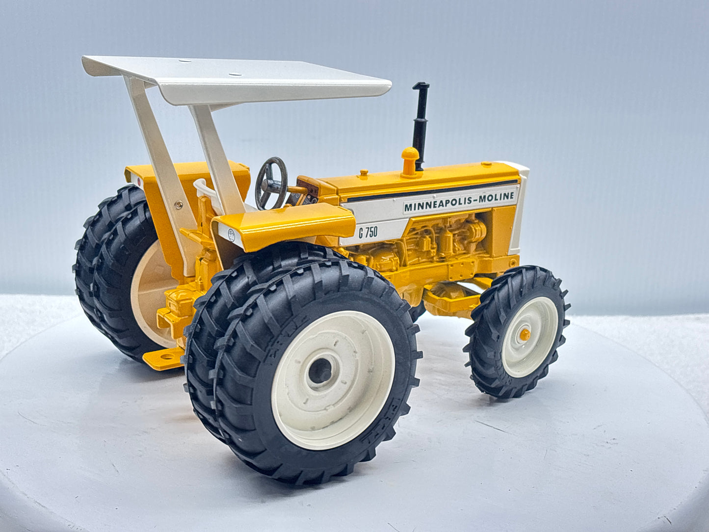1/16 Minneapolis-Moline G-750 Toy Farmer Duals