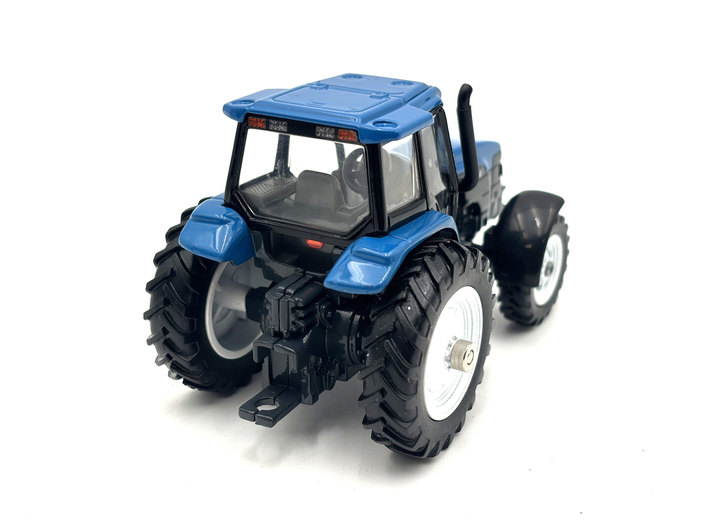 1/43 New Holland 8260 MFWD Collector Edition