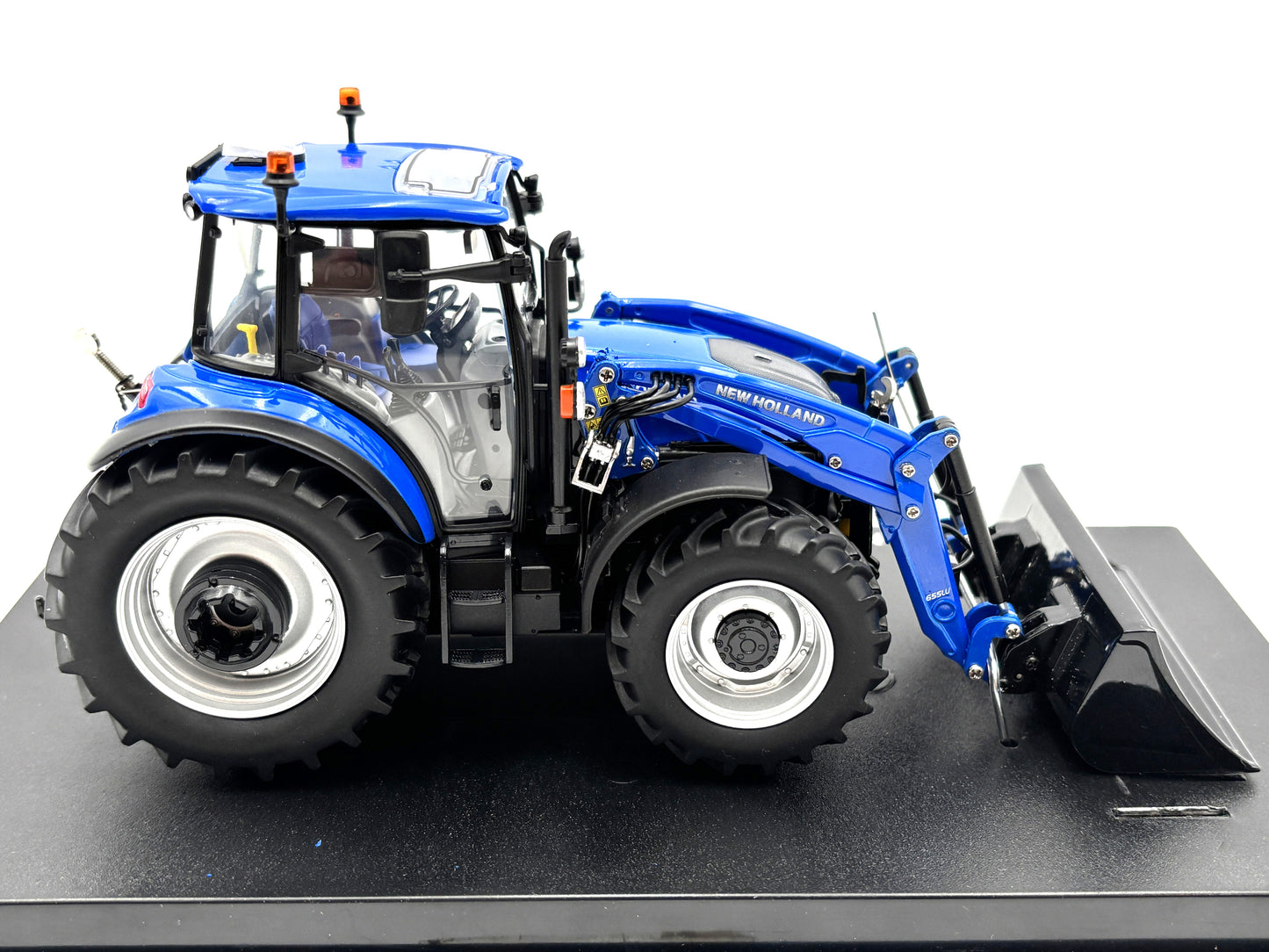 1/32 New Holland T5.120 with 655LU loader