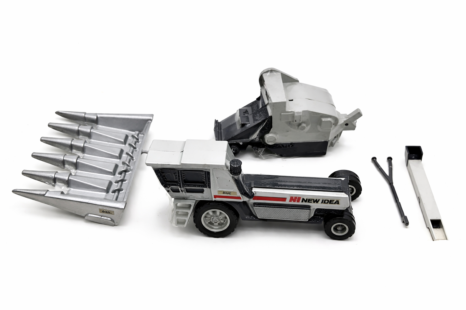 1/32  New Idea 800C Self-Propelled Harvestor