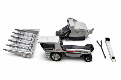 1/32  New Idea 800C Self-Propelled Harvestor