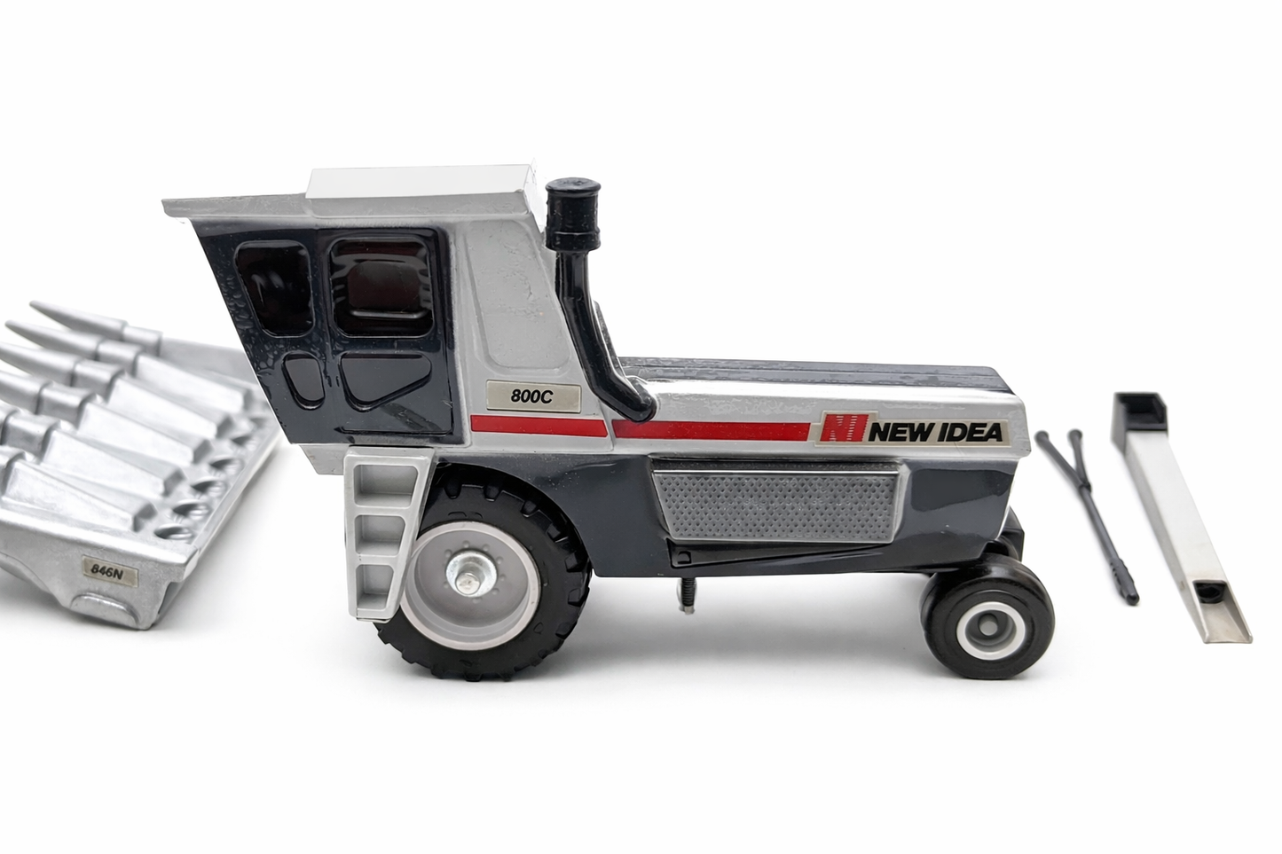1/32  New Idea 800C Self-Propelled Harvestor