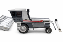 1/32  New Idea 800C Self-Propelled Harvestor