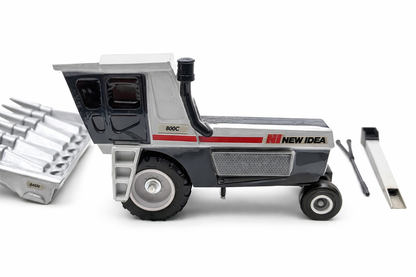 1/32  New Idea 800C Self-Propelled Harvestor