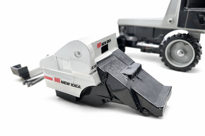 1/32  New Idea 800C Self-Propelled Harvestor