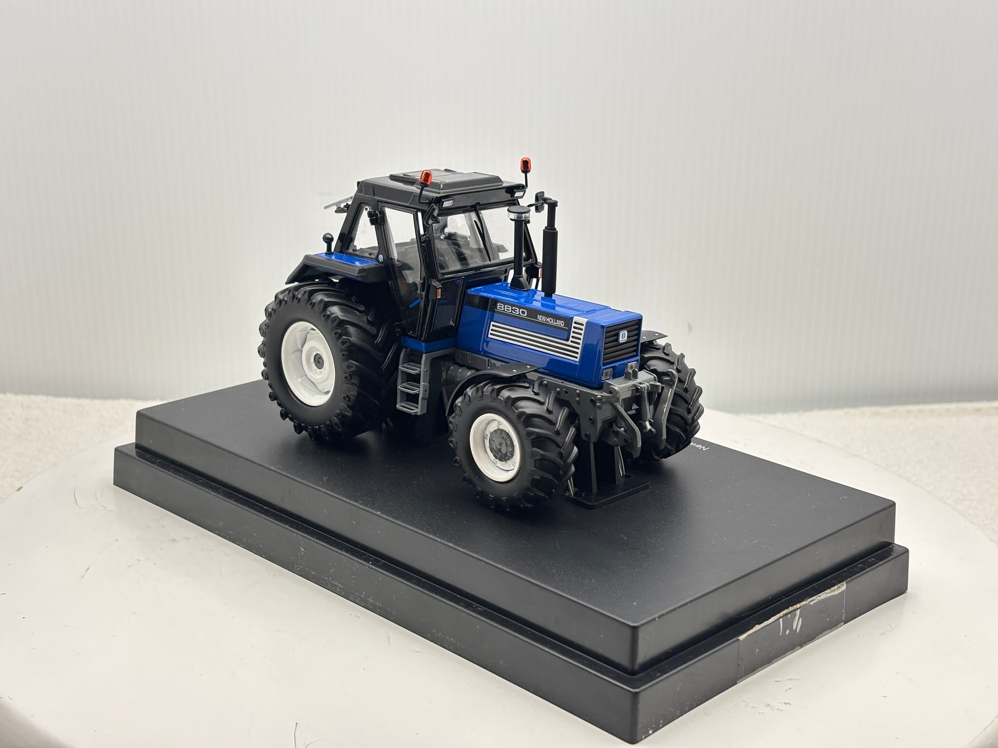 1/32 New Holland 8830