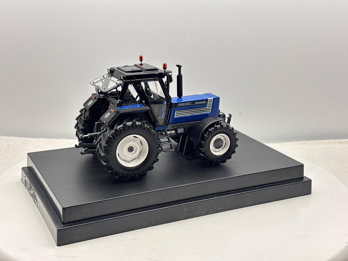 1/32 New Holland 8830