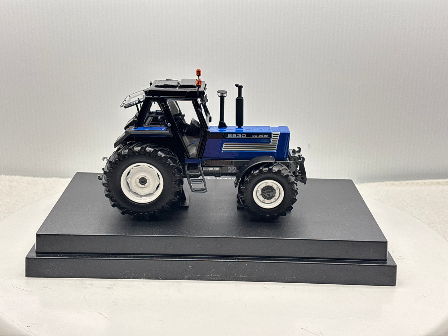 1/32 New Holland 8830