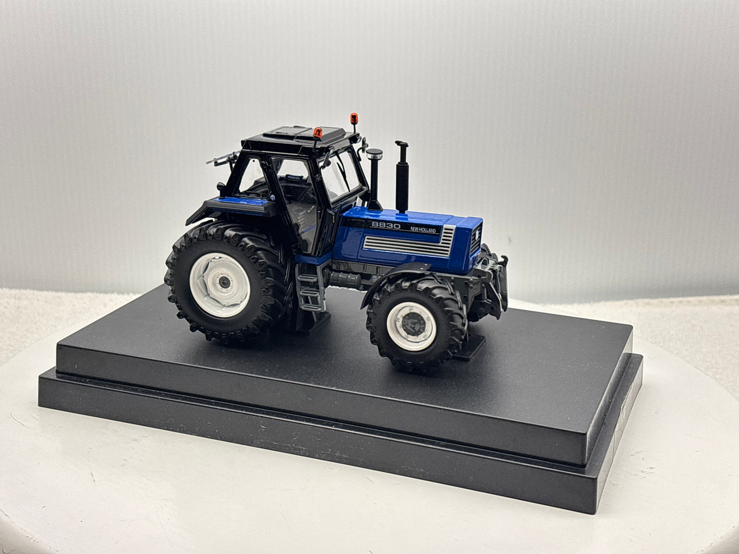 1/32 New Holland 8830