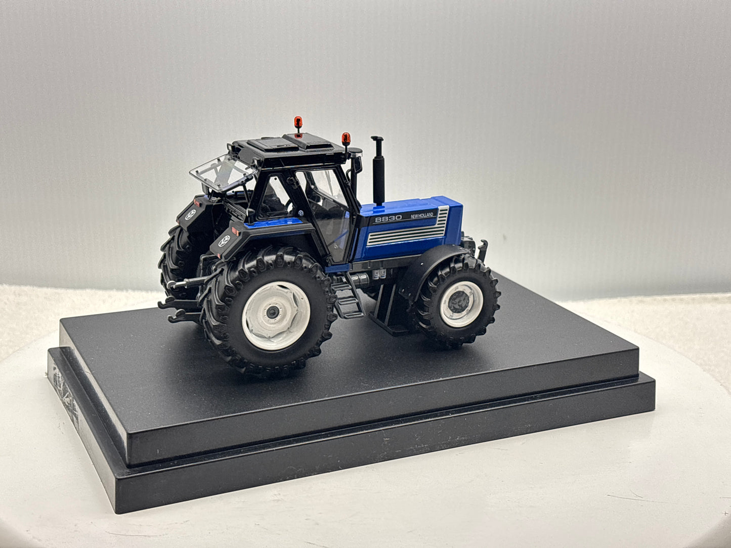 1/32 New Holland 8830