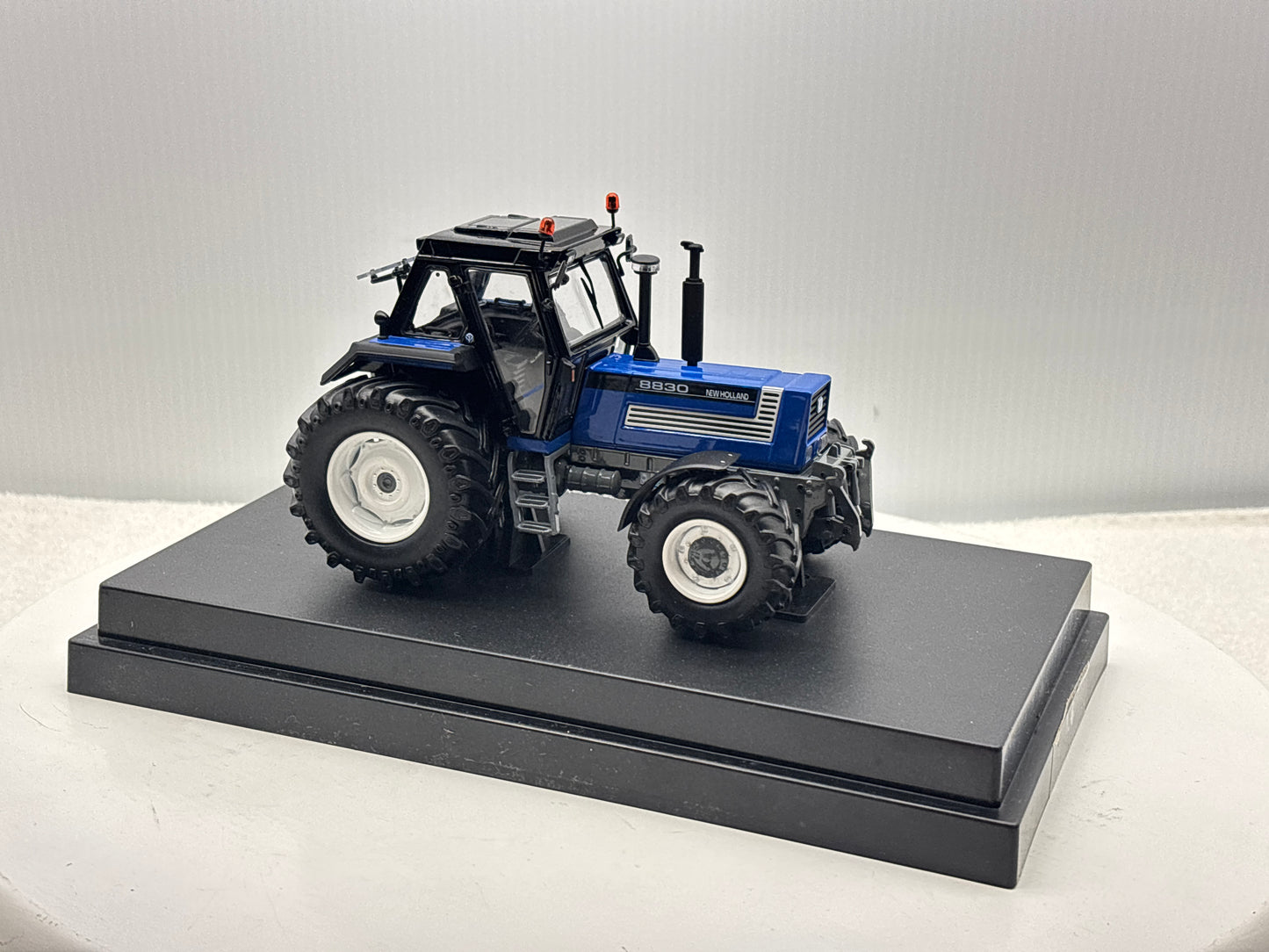 1/32 New Holland 8830
