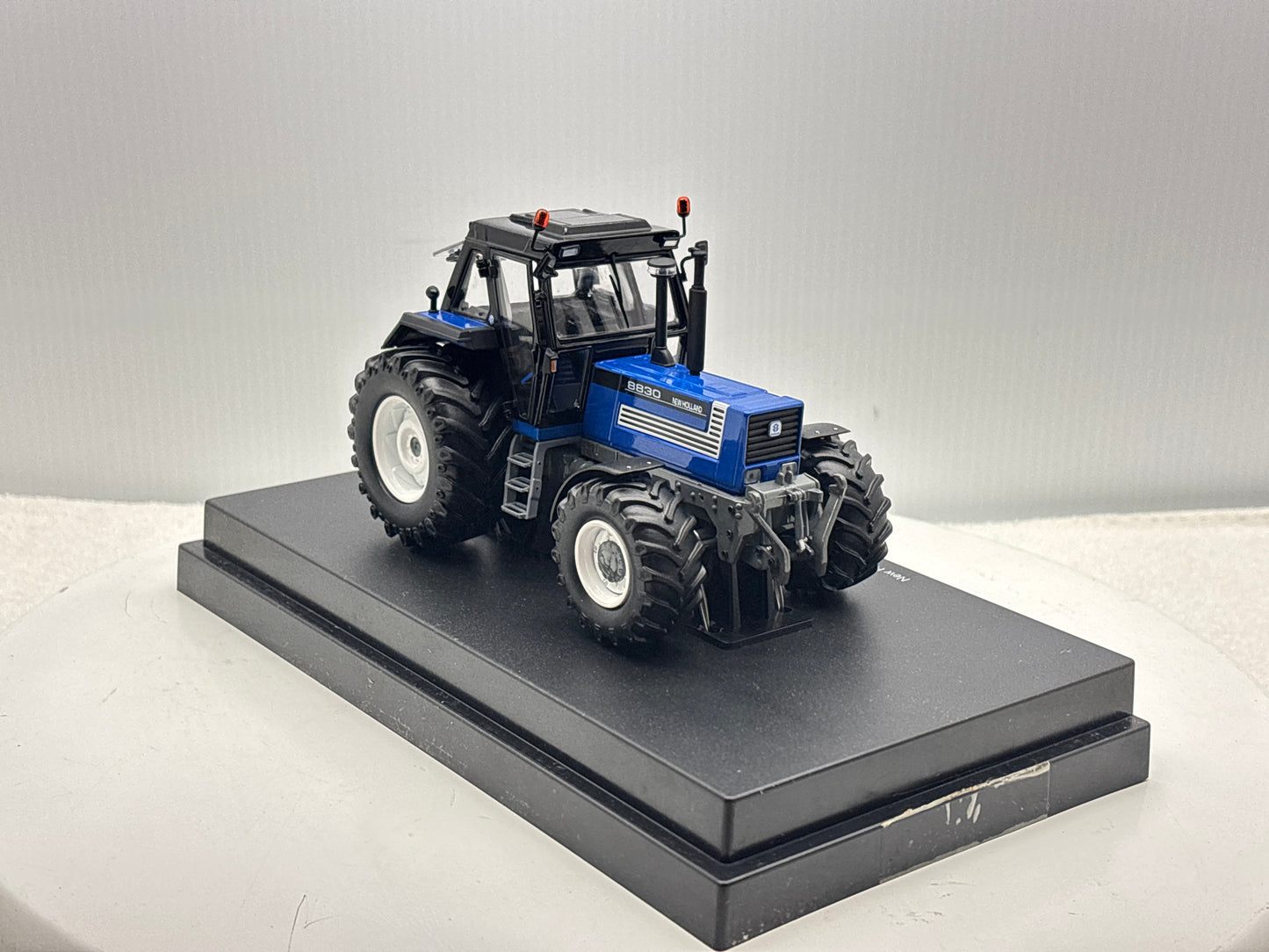 1/32 New Holland 8830
