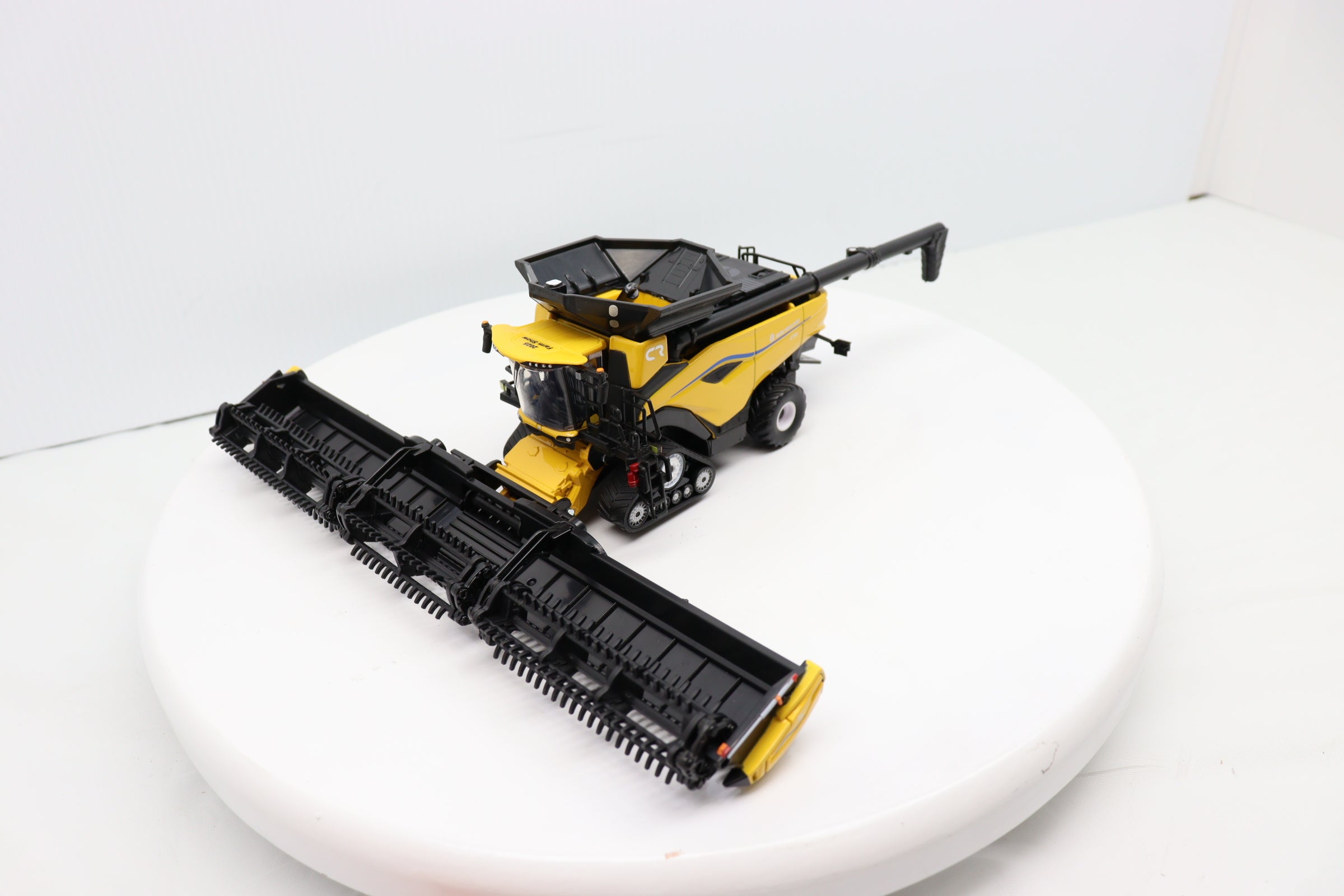 1/64 New Holland CR11 Farm Show Tracked