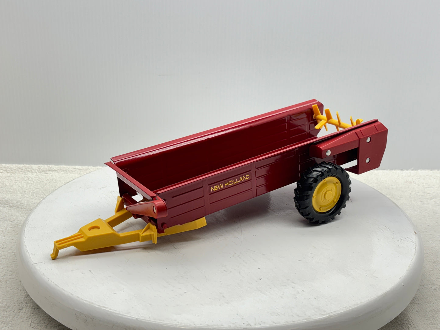 1/16 New Holland Manuve Spreader