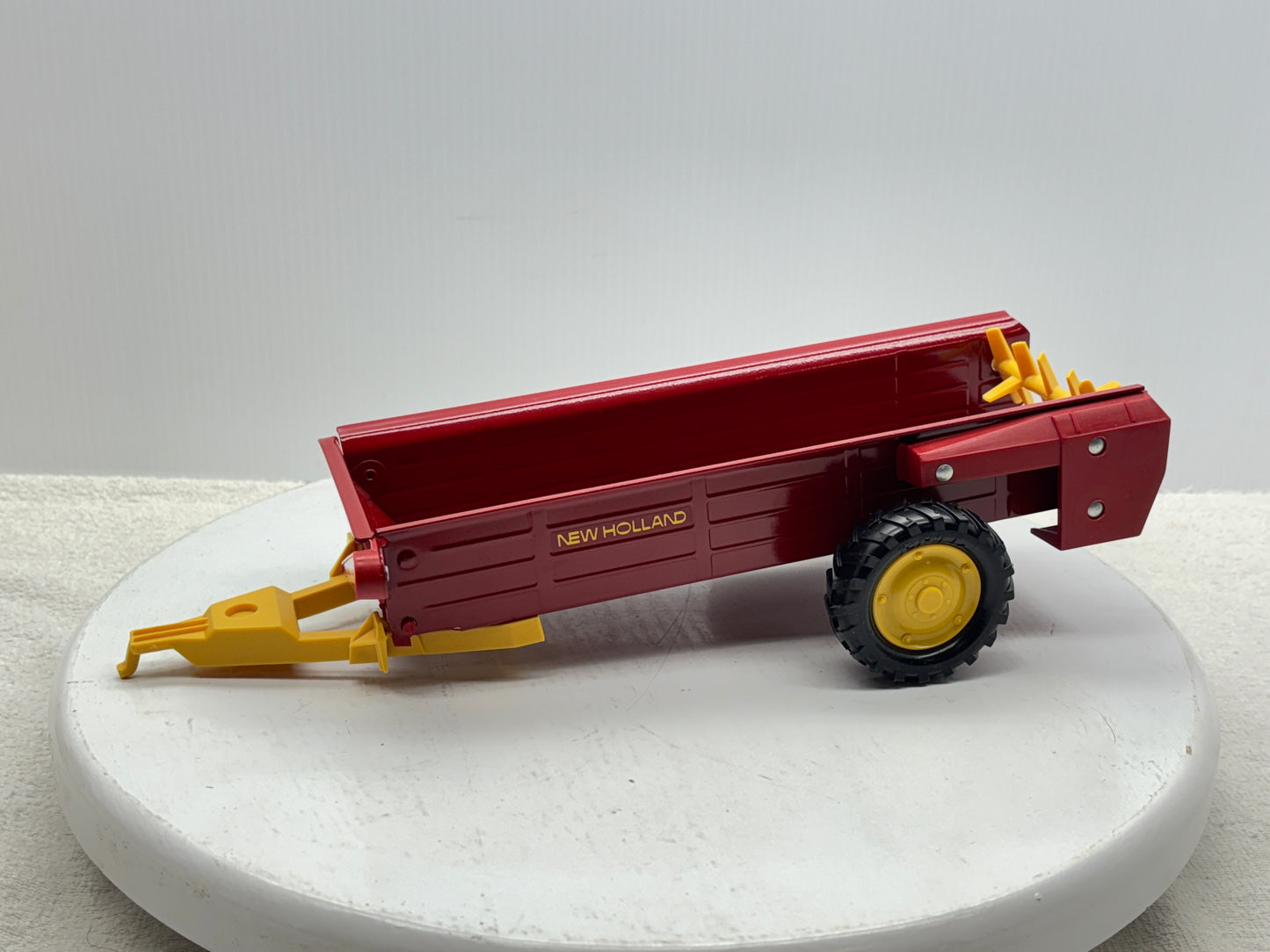 1/16 New Holland Manuve Spreader