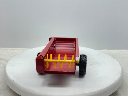 1/16 New Holland Manuve Spreader