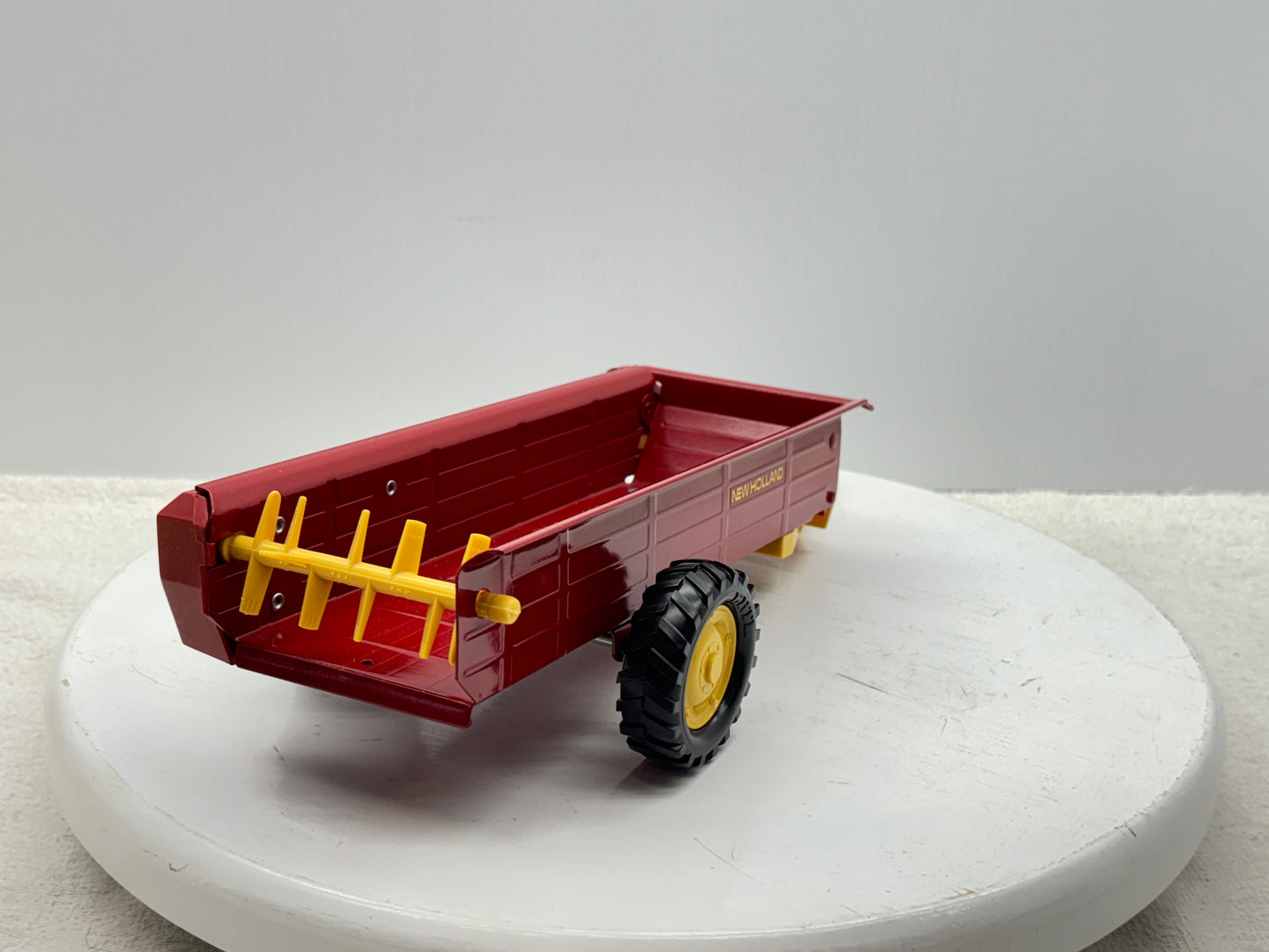 1/16 New Holland Manuve Spreader