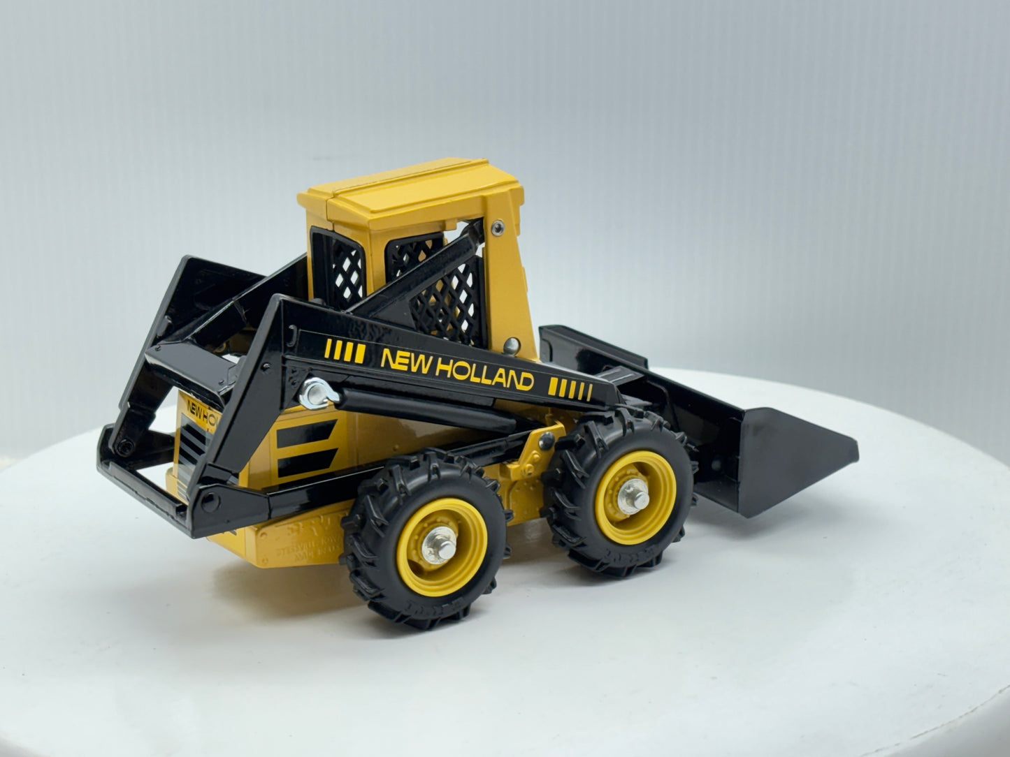 1/16 New Holland Skid-Steer