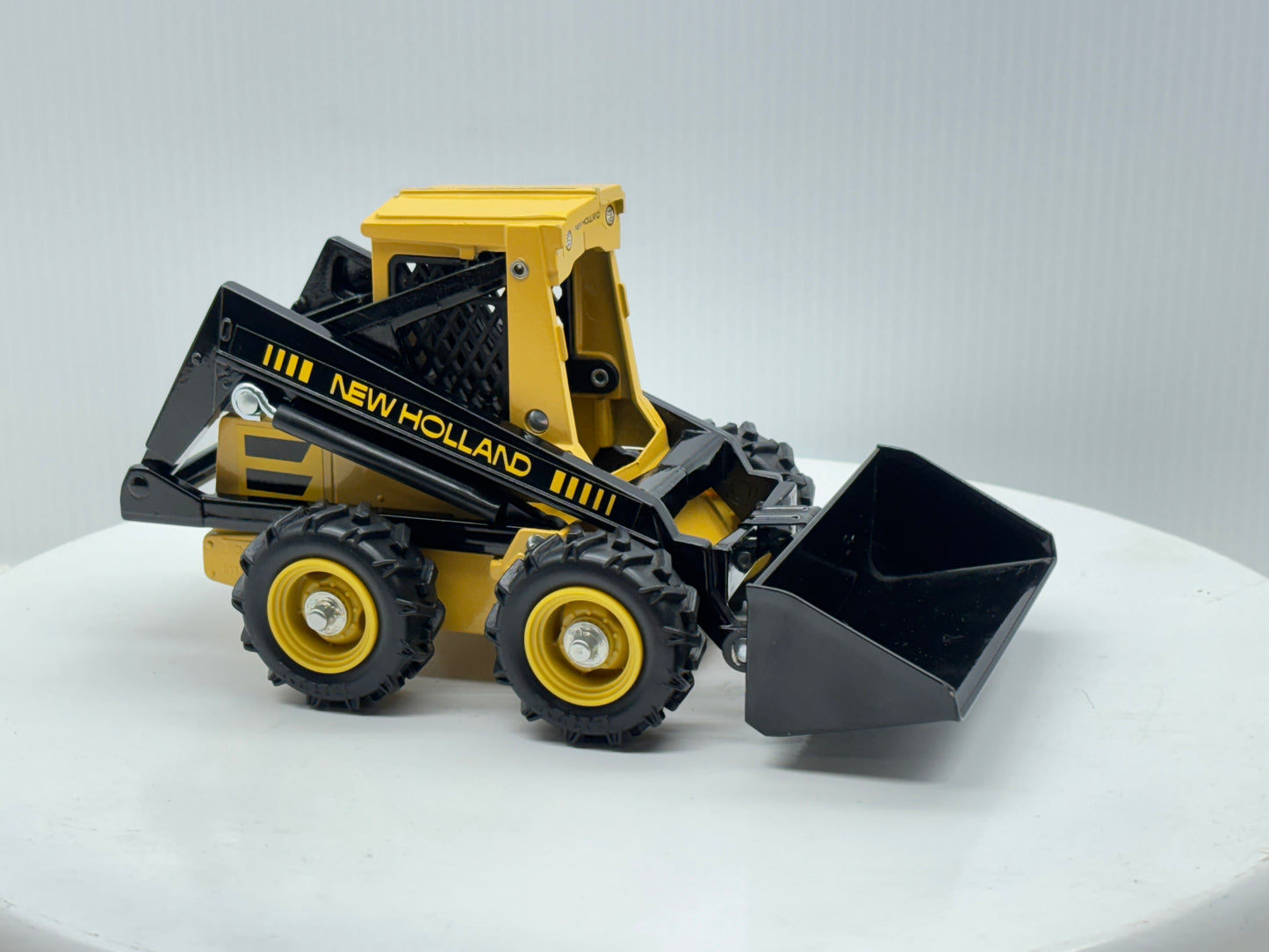 1/16 New Holland Skid-Steer