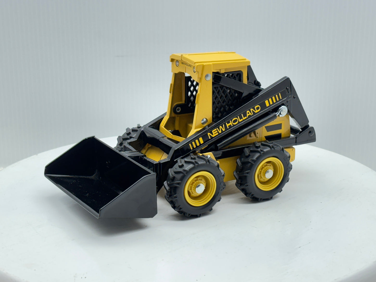 1/16 New Holland Skid-Steer