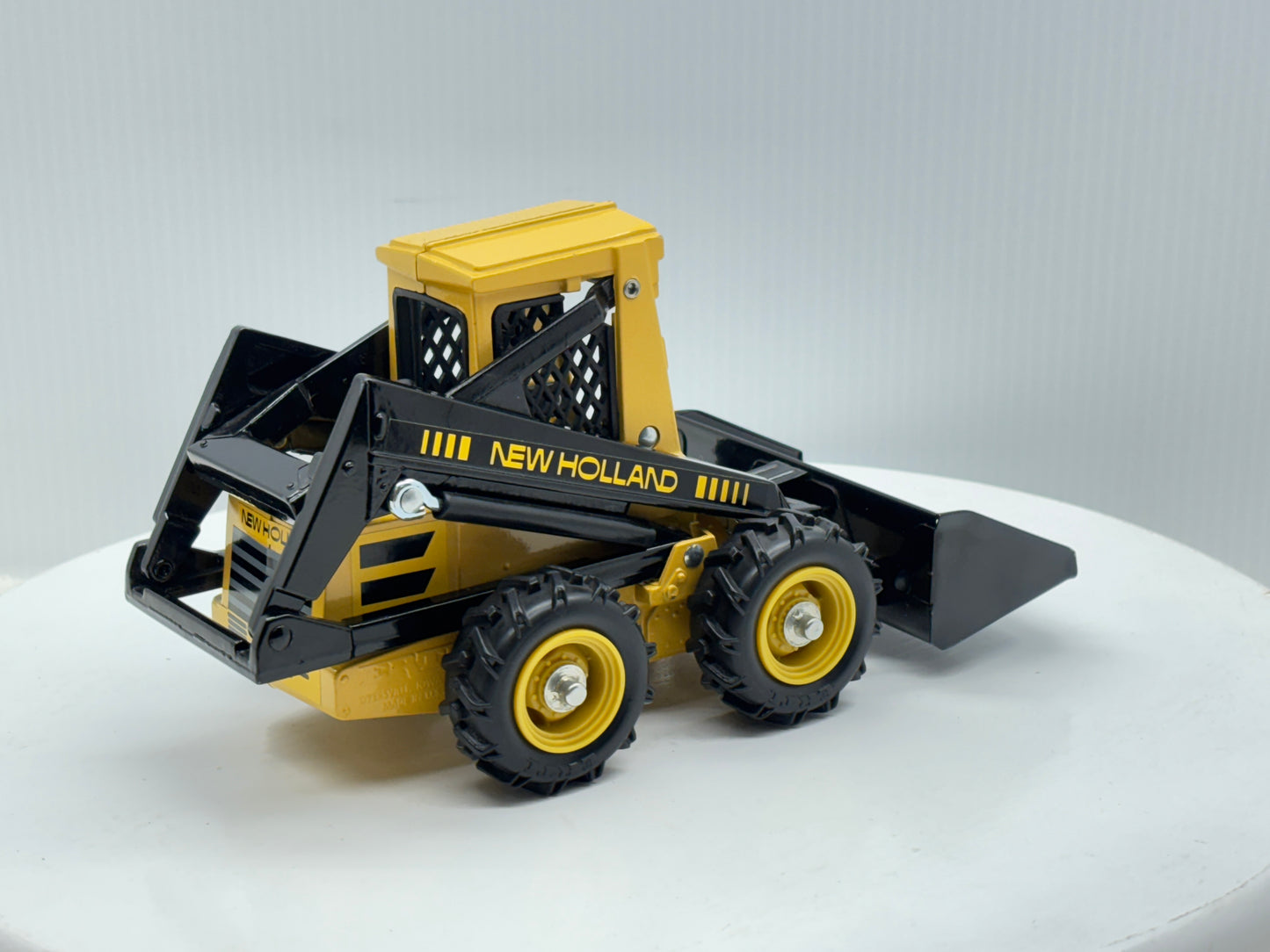 1/16 New Holland Skid-Steer