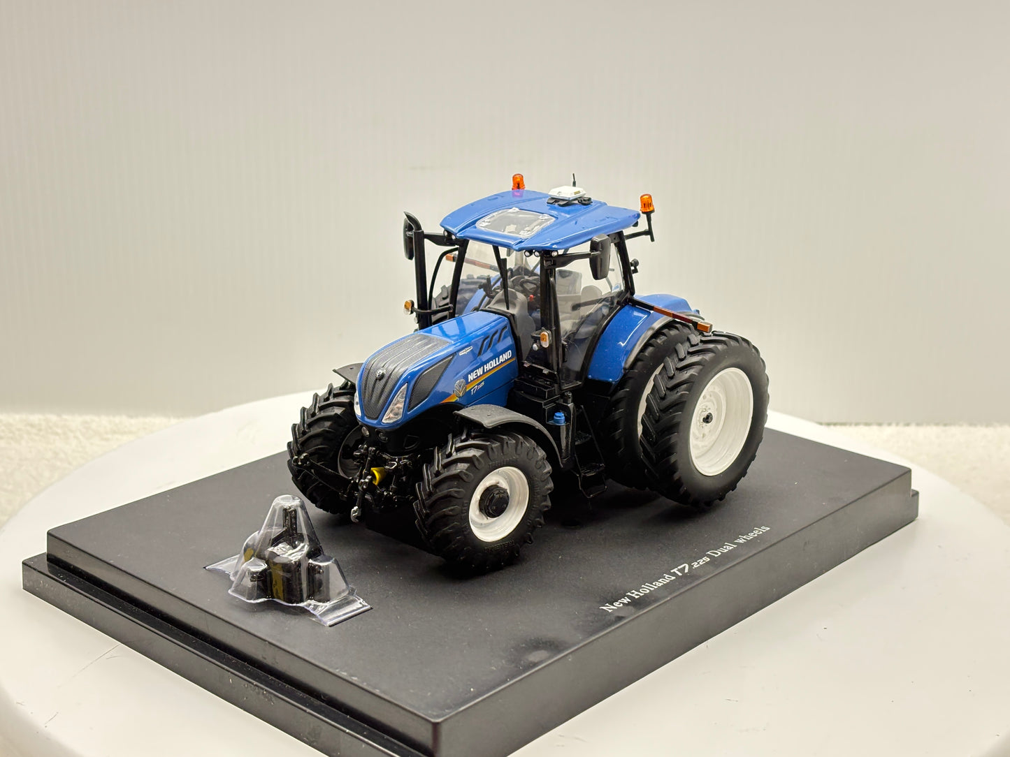 1/32 New Holland T7.225