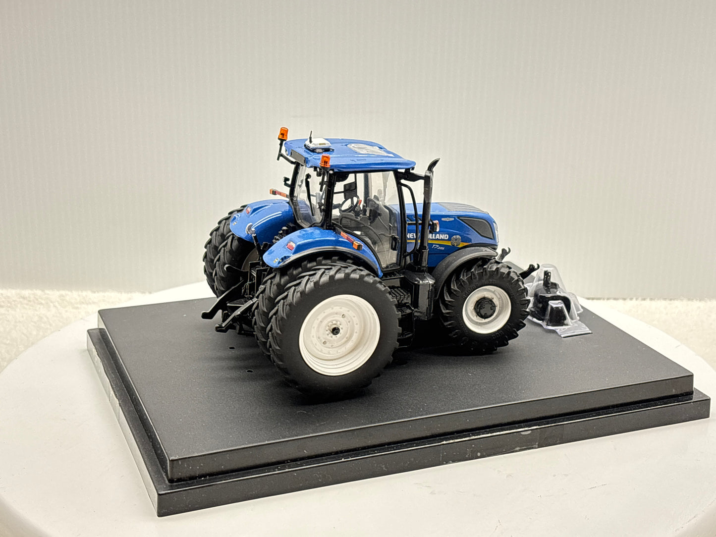 1/32 New Holland T7.225