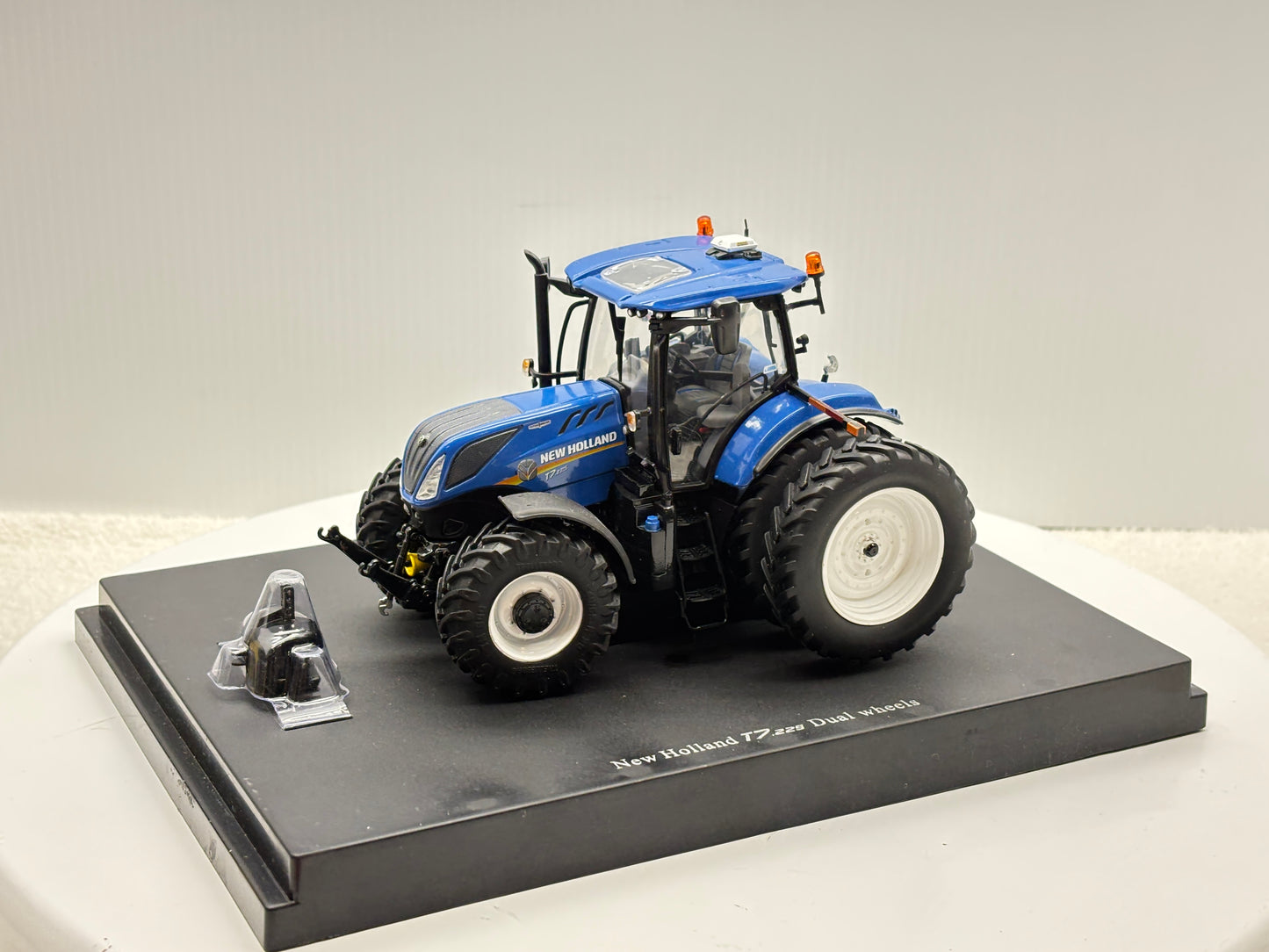 1/32 New Holland T7.225