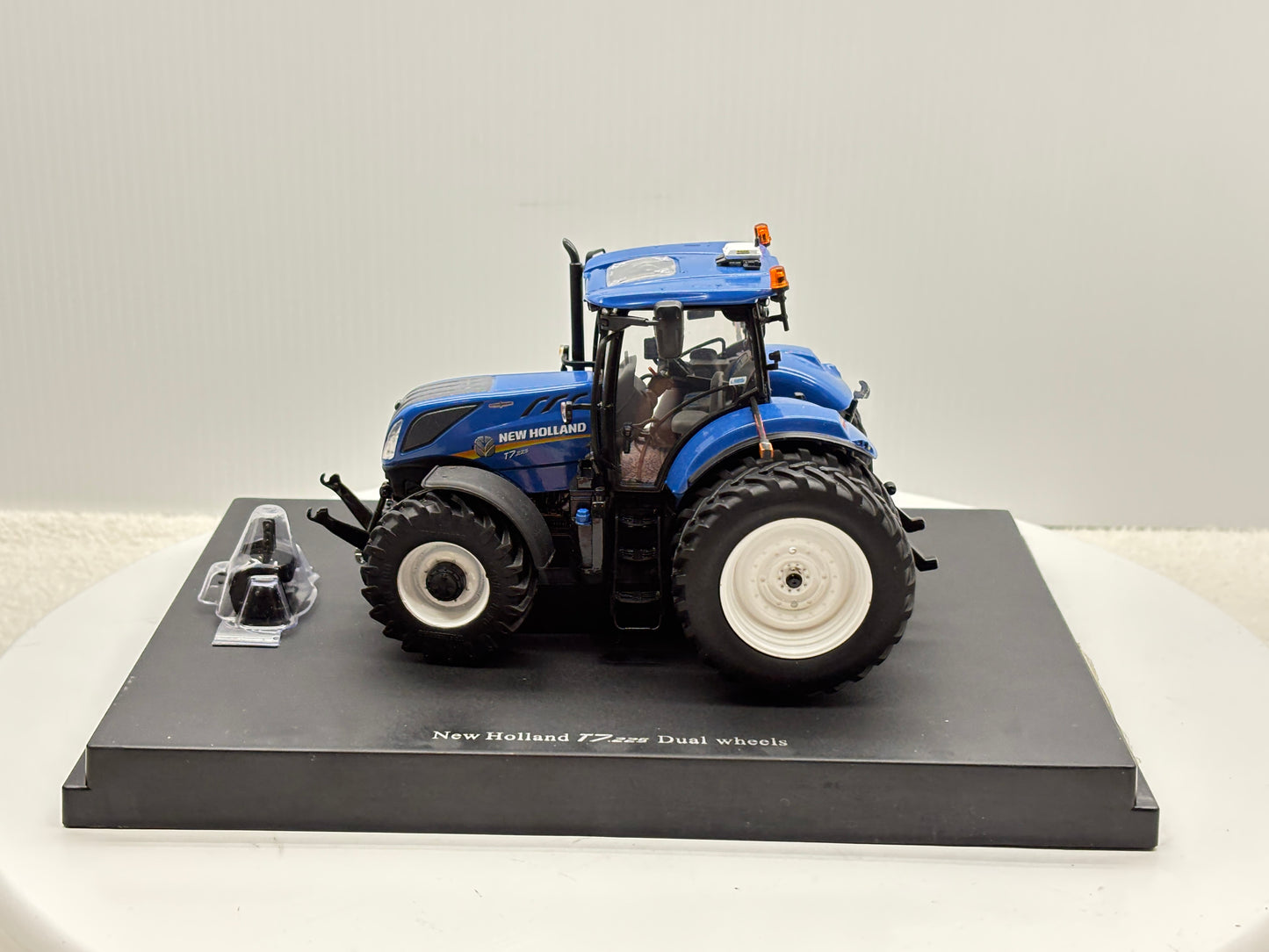 1/32 New Holland T7.225