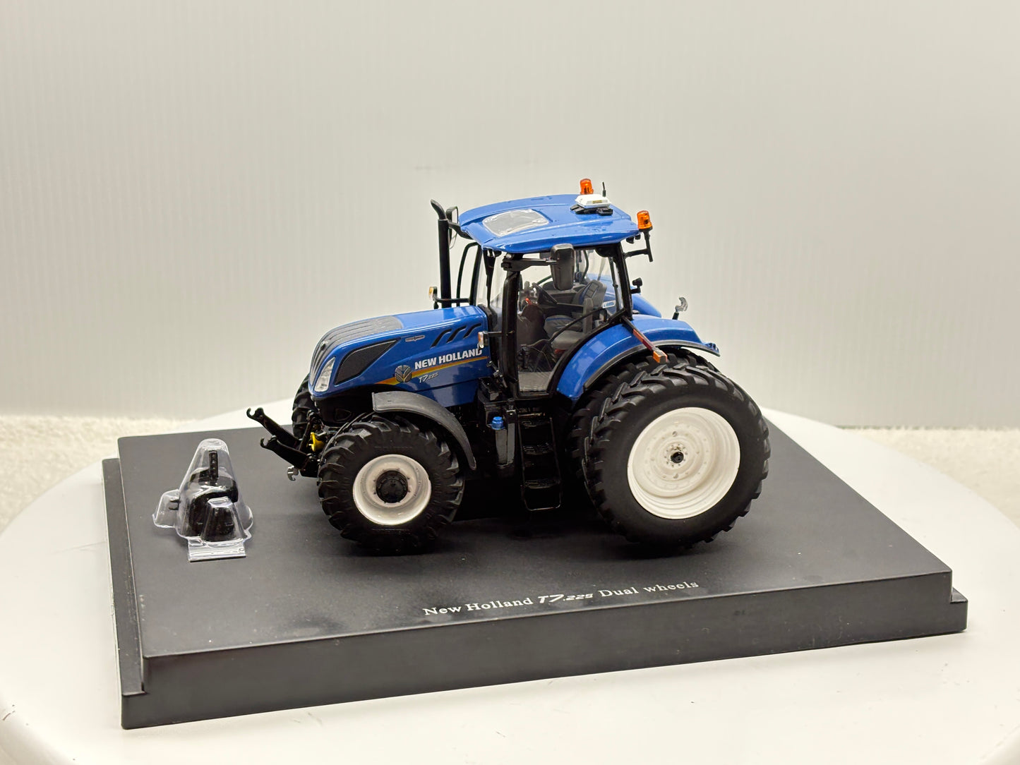 1/32 New Holland T7.225
