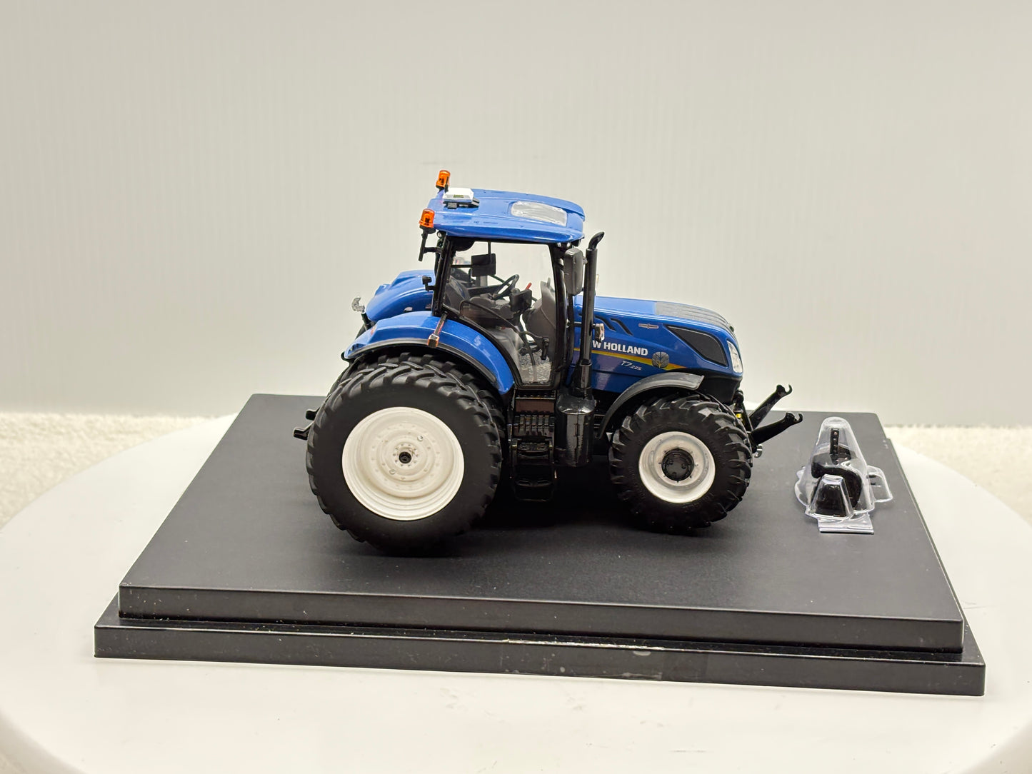 1/32 New Holland T7.225