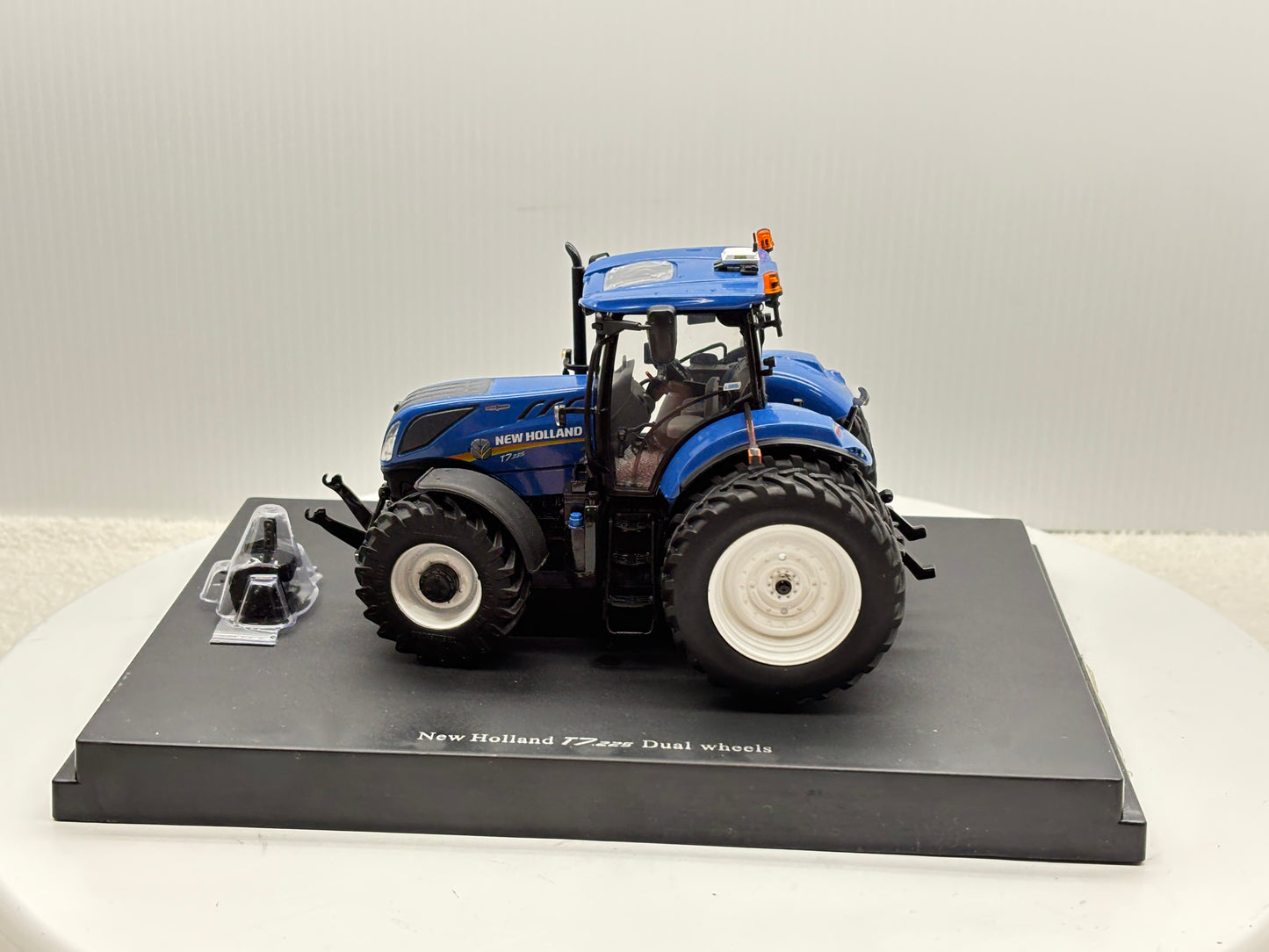 1/32 New Holland T7.225