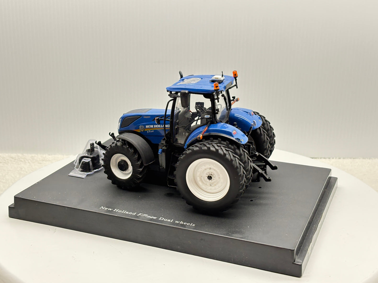 1/32 New Holland T7.225