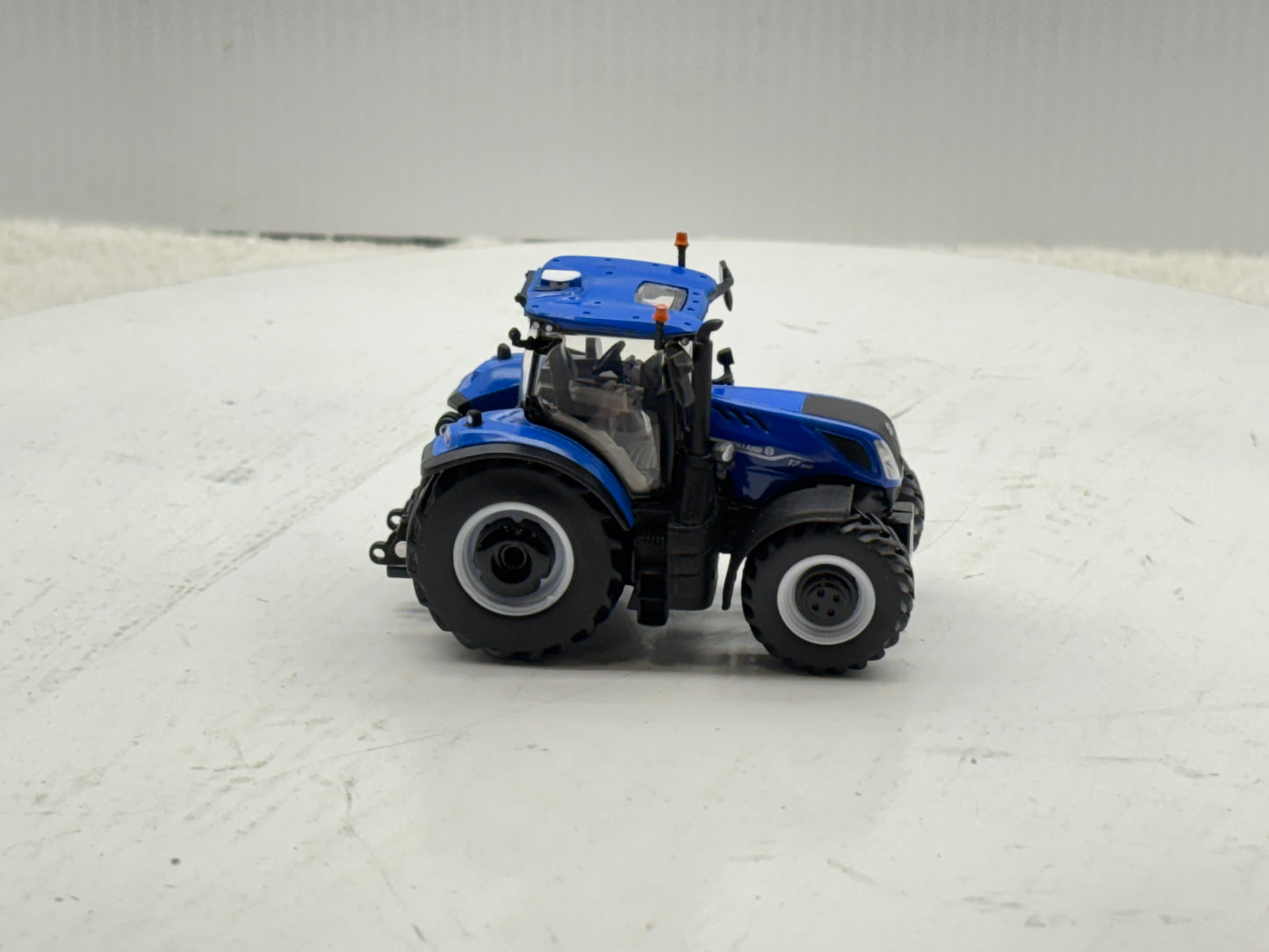 1/64 New Holland T7.300 PLM Prestige