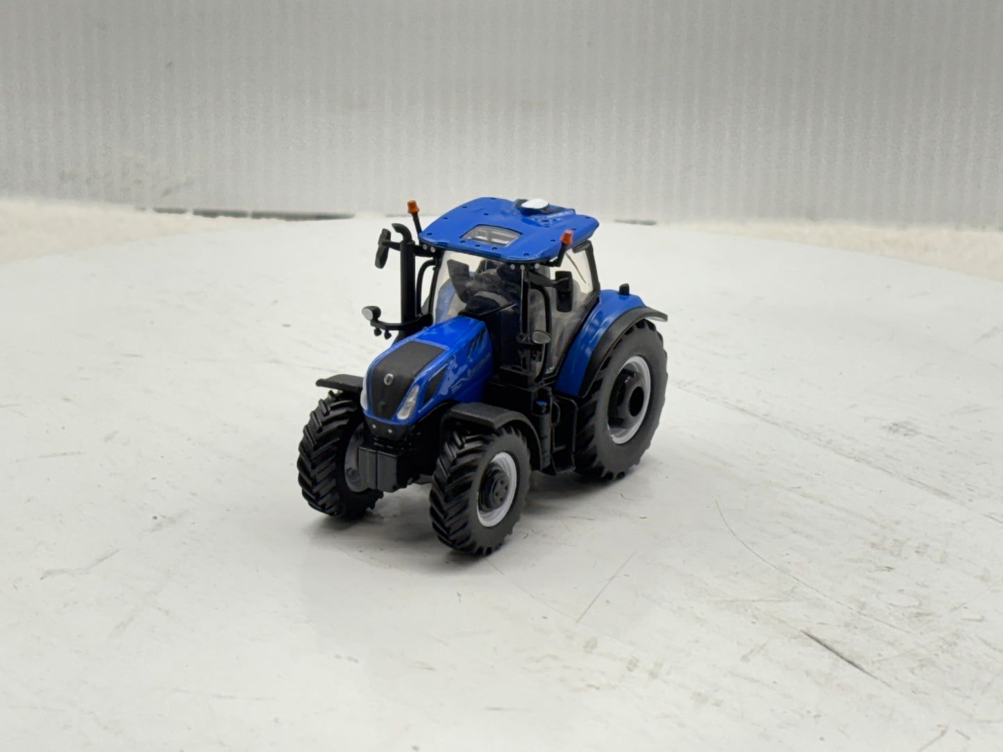 1/64 New Holland T7.300 PLM Prestige