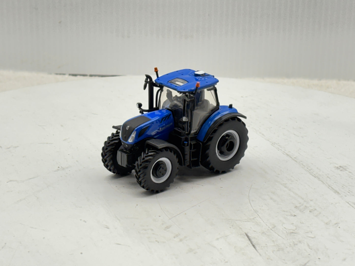 1/64 New Holland T7.300 PLM Prestige