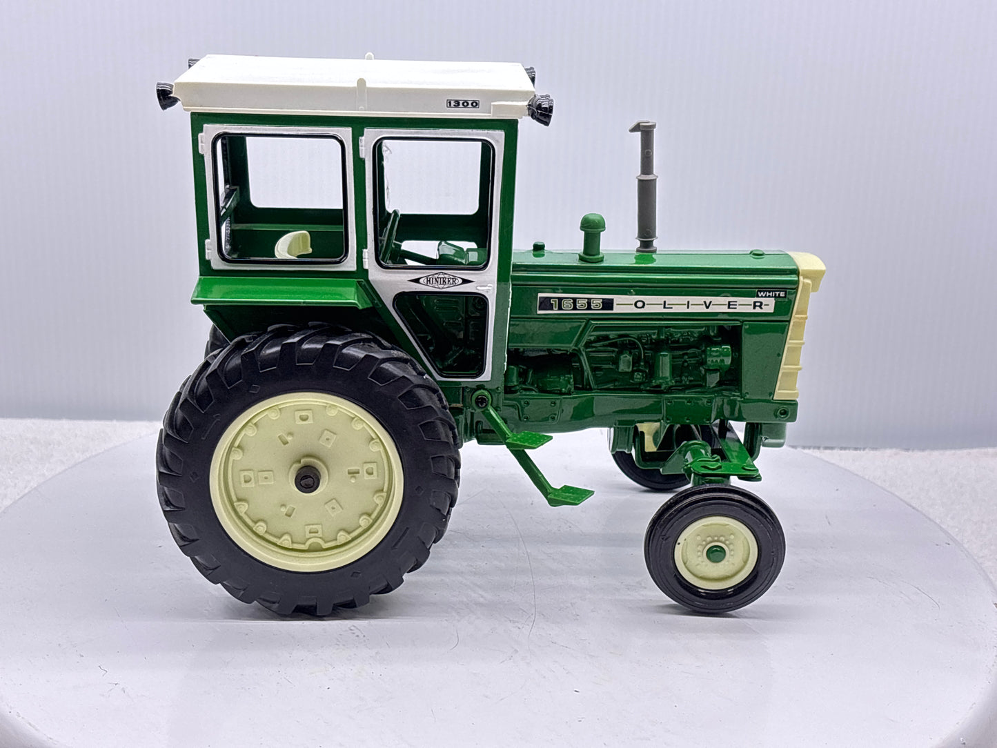 1/16 Oliver 1655 with Hiniker Cab