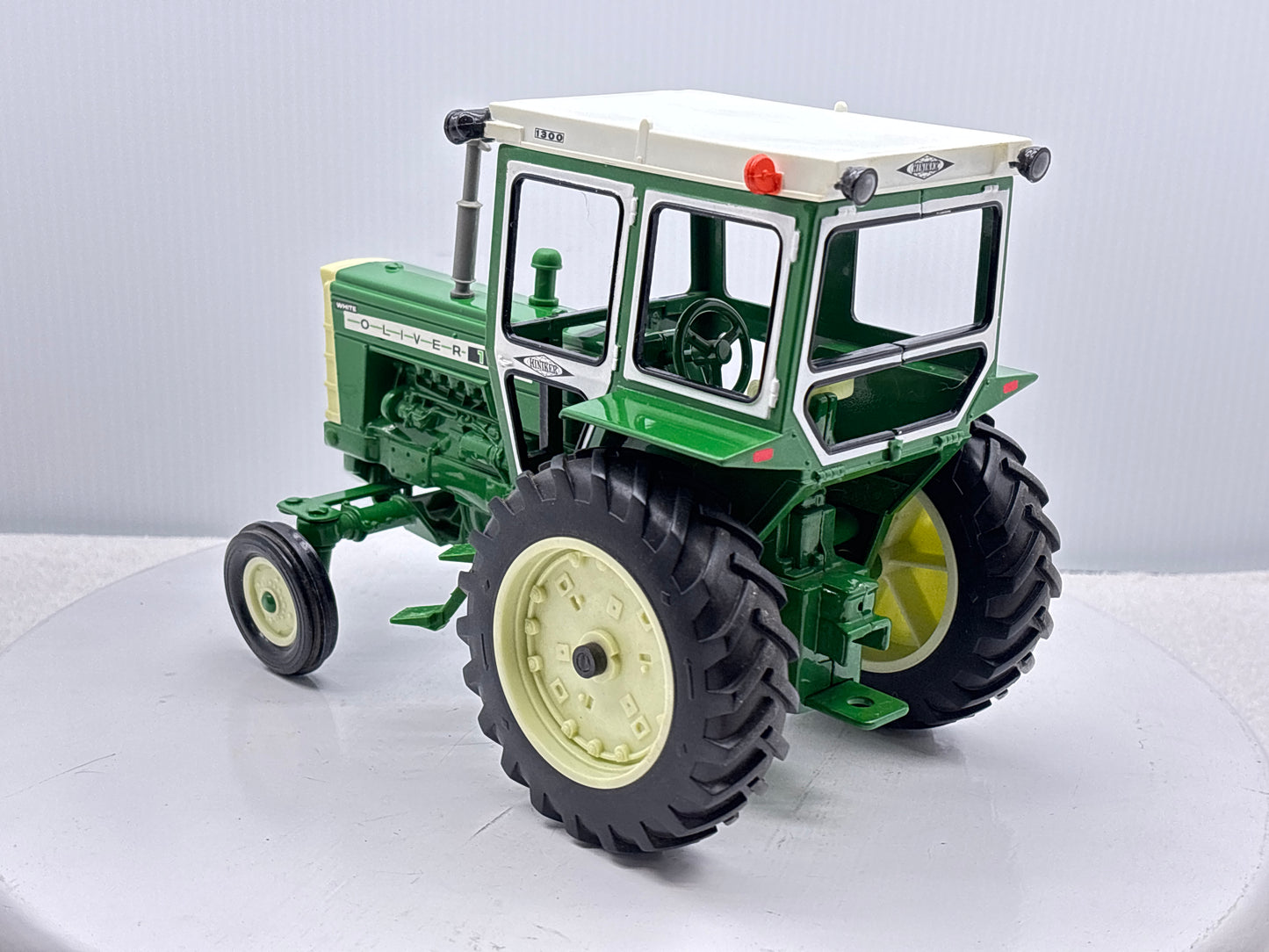 1/16 Oliver 1655 with Hiniker Cab