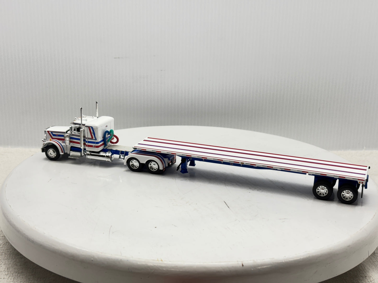 1/64 Peterbilt 359 36'' Flat Top Bicentennial
