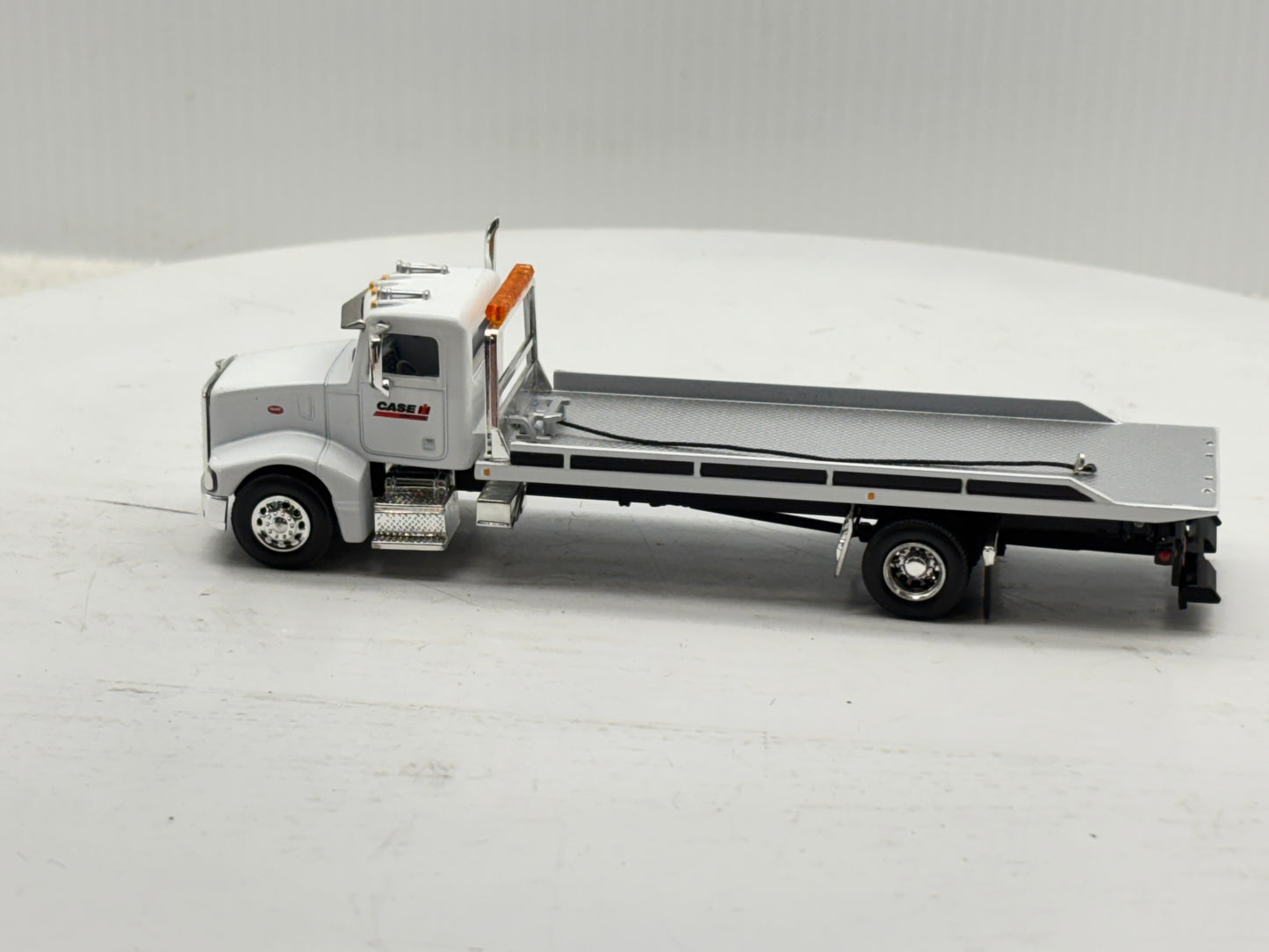 1/64 Peterbilt 385 Rollback White