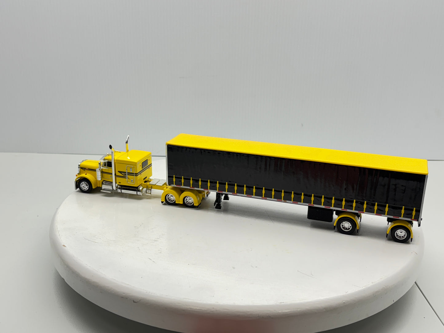 1/64 Peterbilt 63'' Flat Top (Yellow)