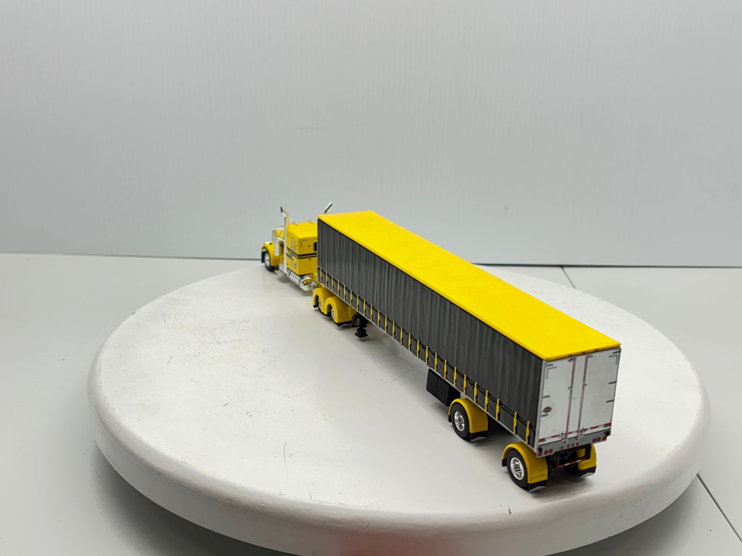 1/64 Peterbilt 63'' Flat Top (Yellow)
