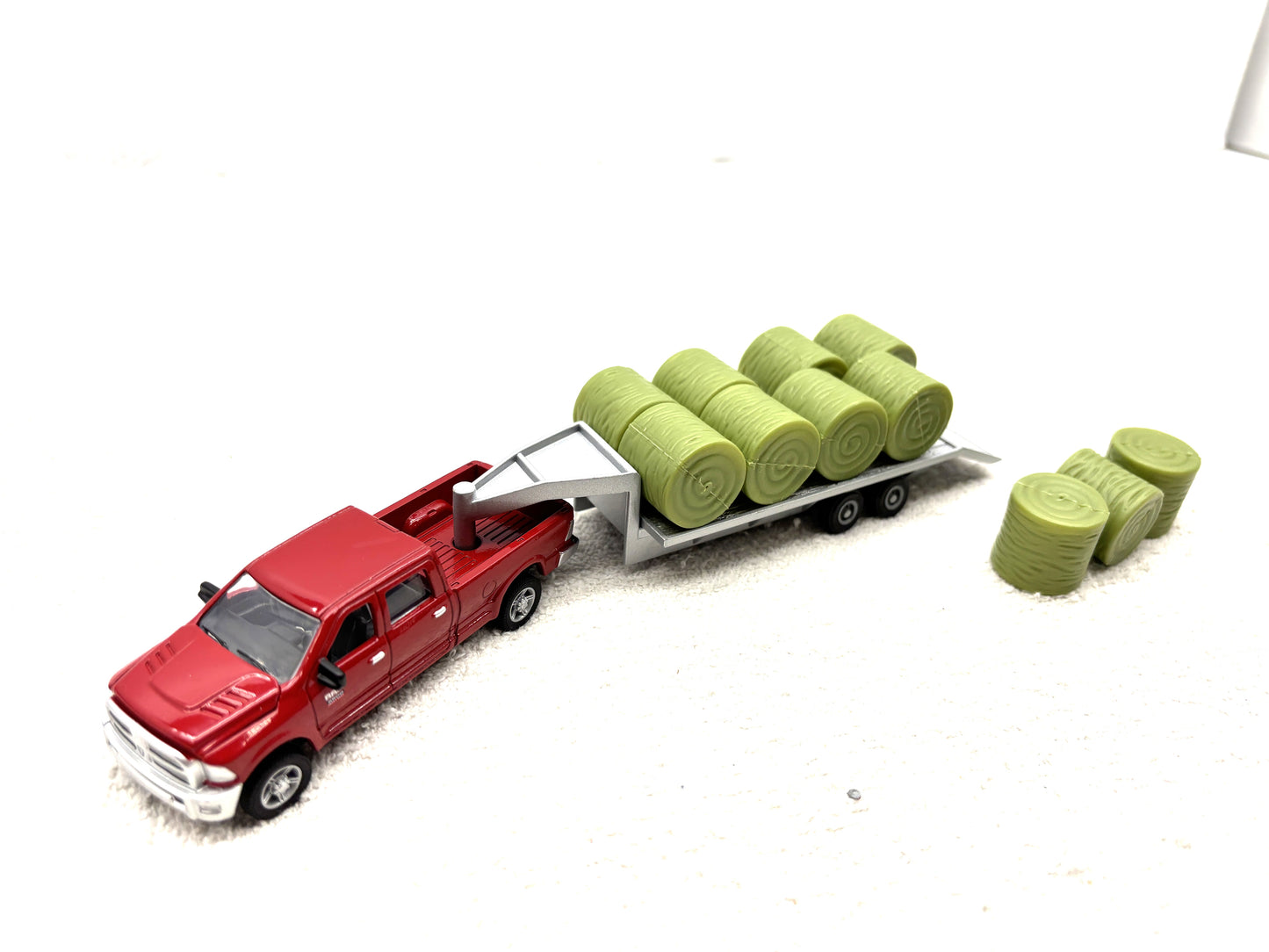 1/64 Ram Pick-up with Trailer + bales