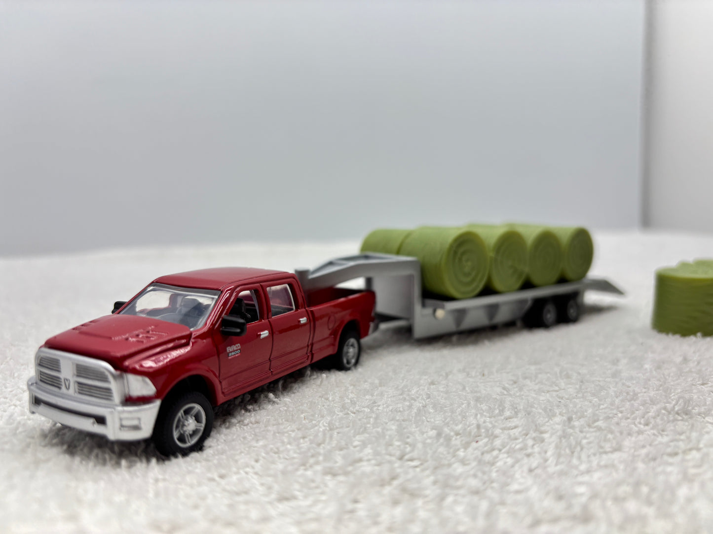 1/64 Ram Pick-up with Trailer + bales