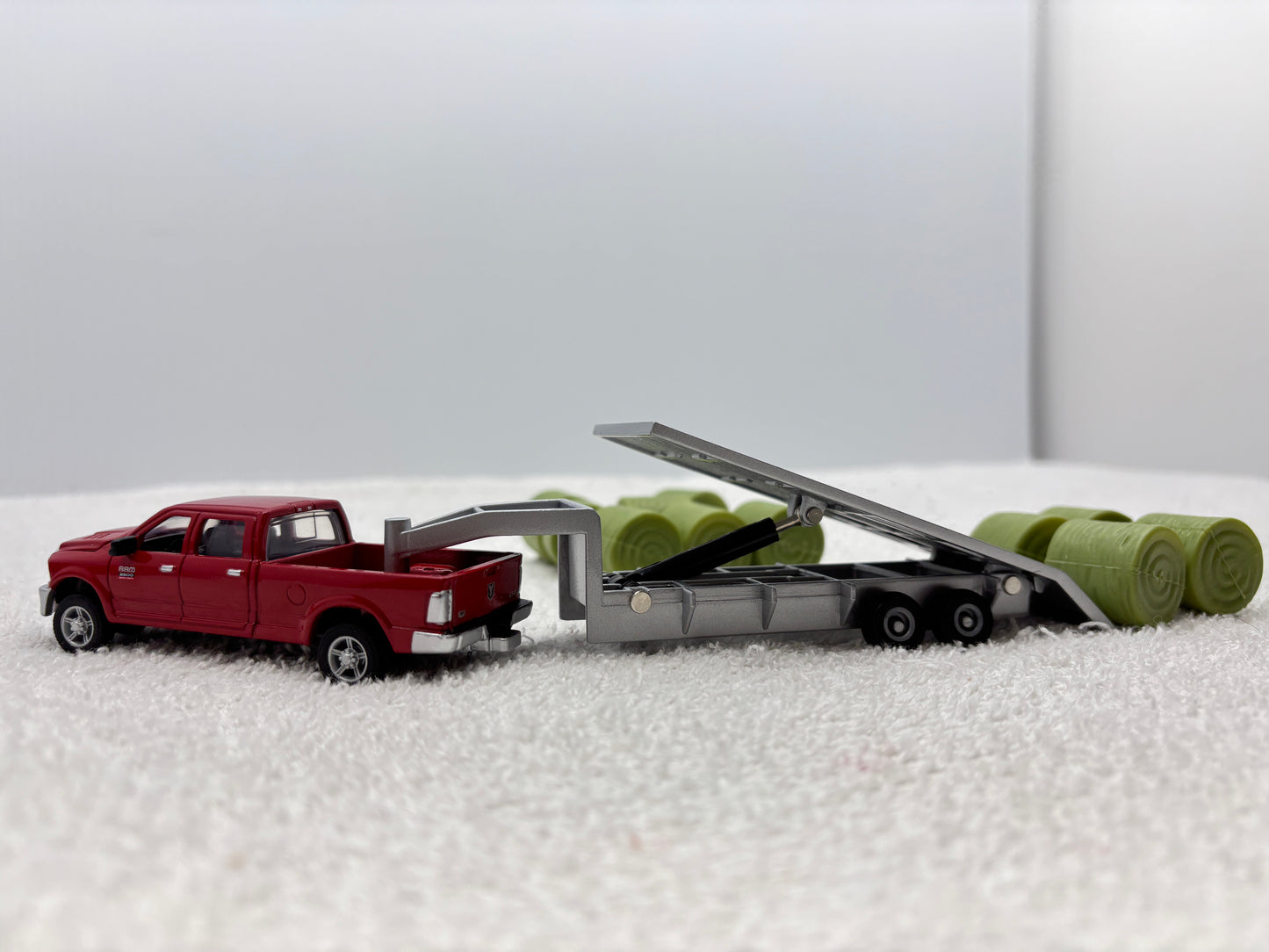 1/64 Ram Pick-up with Trailer + bales
