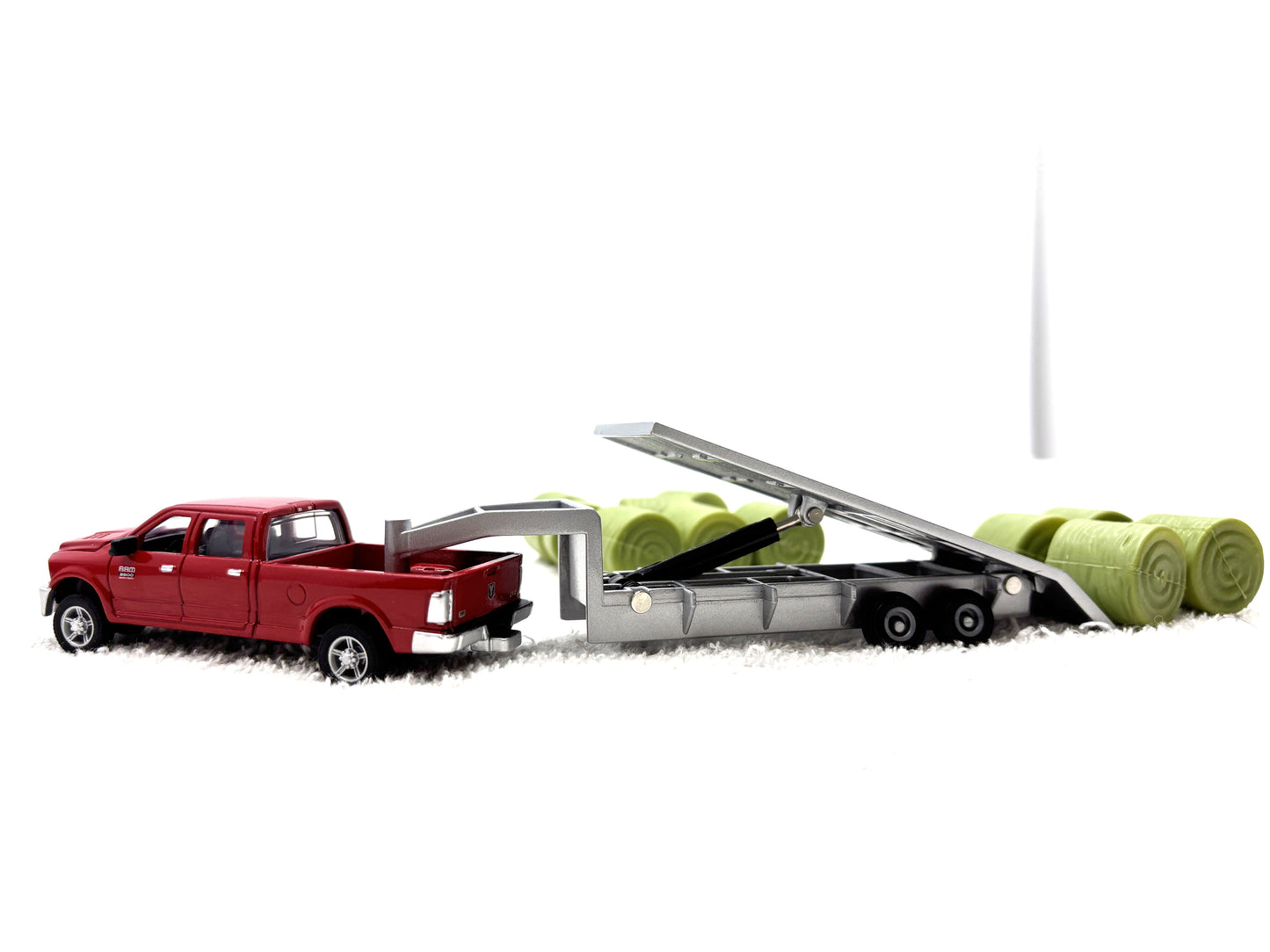 1/64 Ram Pick-up with Trailer + bales
