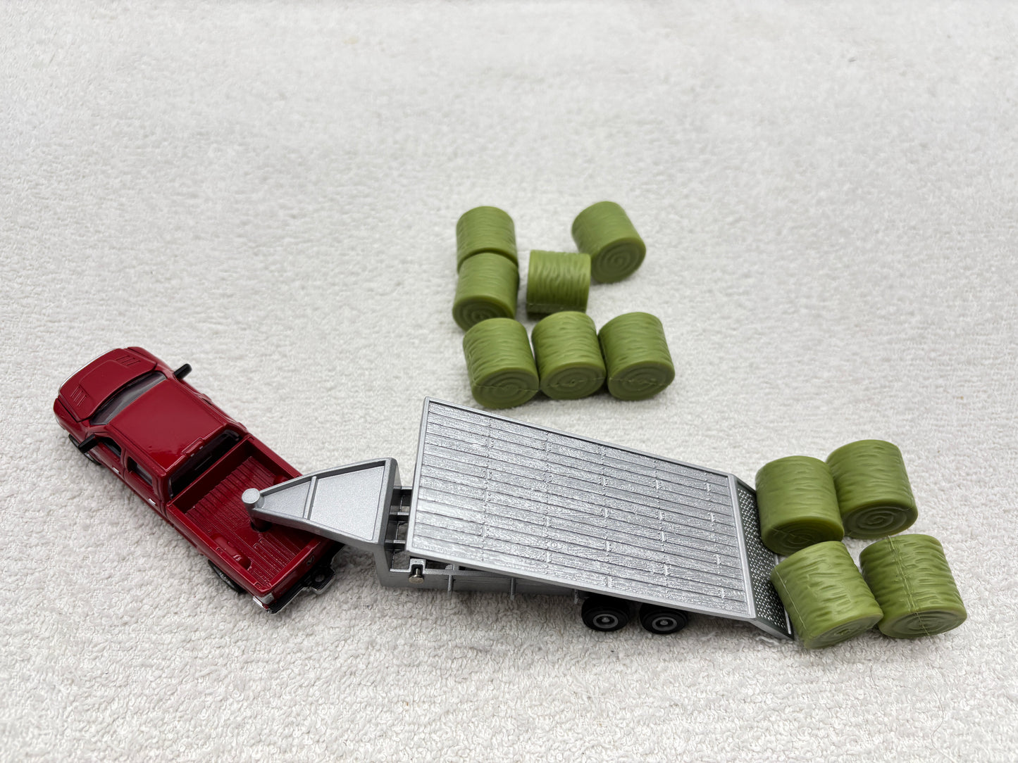 1/64 Ram Pick-up with Trailer + bales